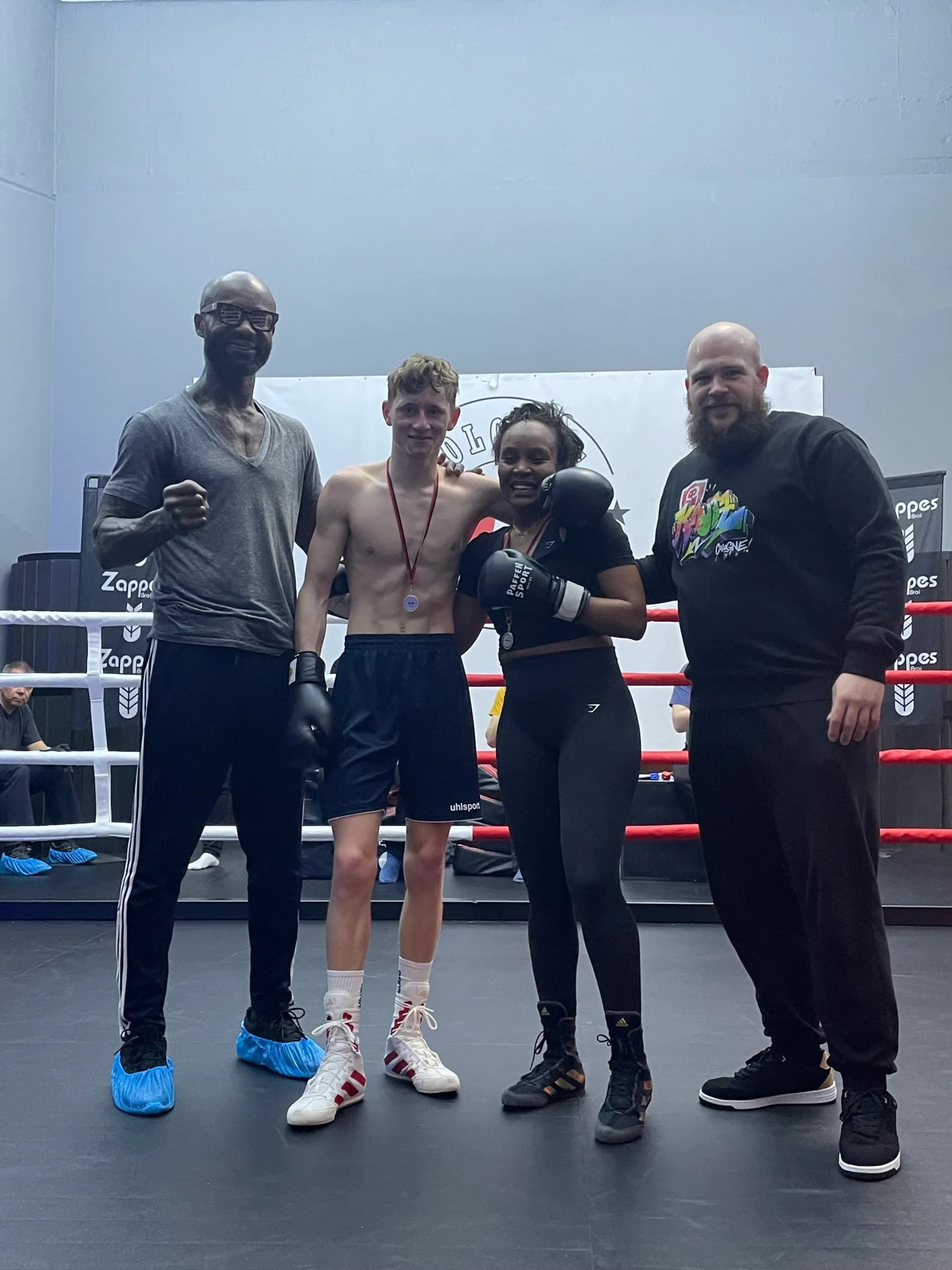 Kämpfer und Betreuer am Ring, Fight Night 4.0