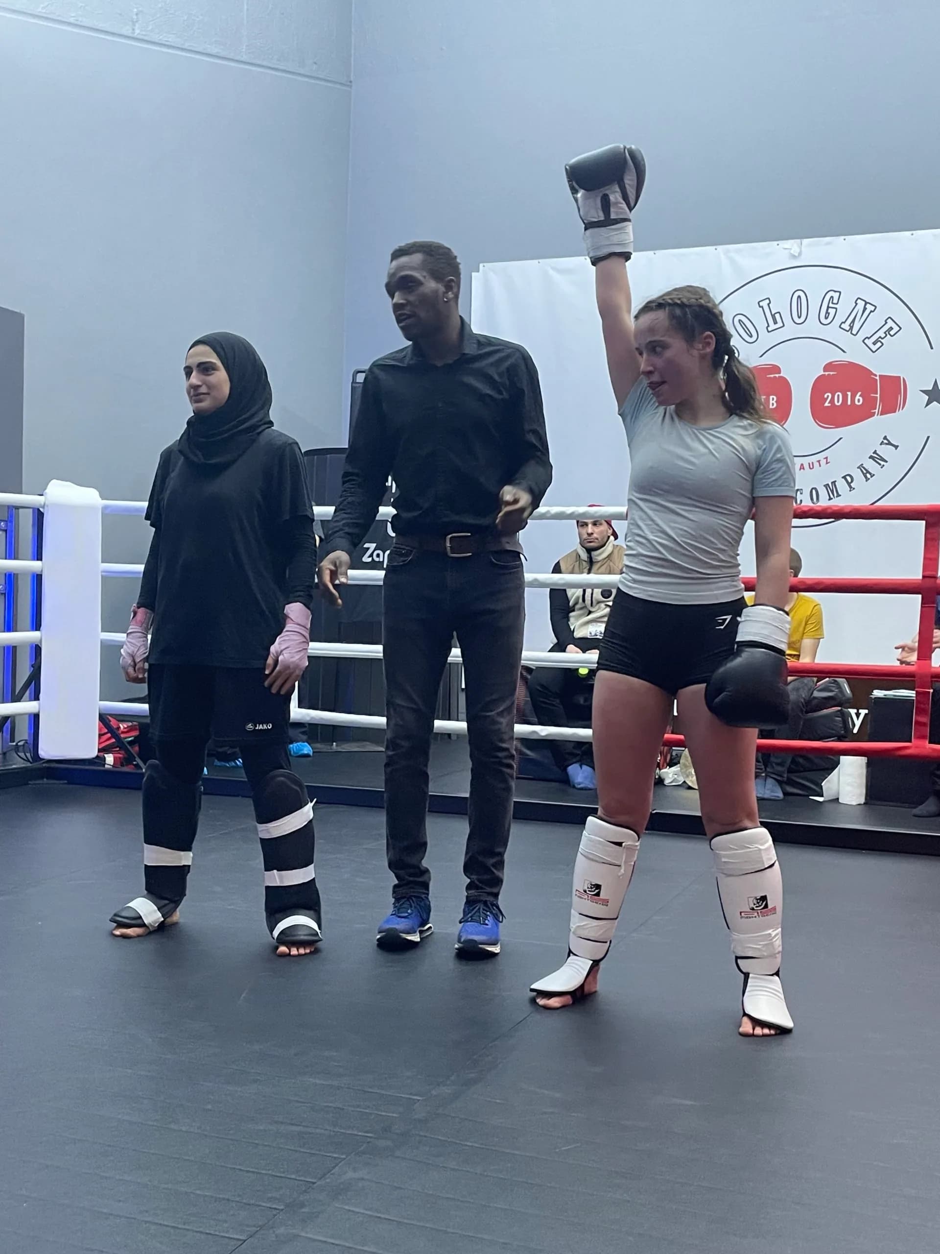 Zwei Kämpferinnen mit dem Ringrichter, Fight Night 4.0