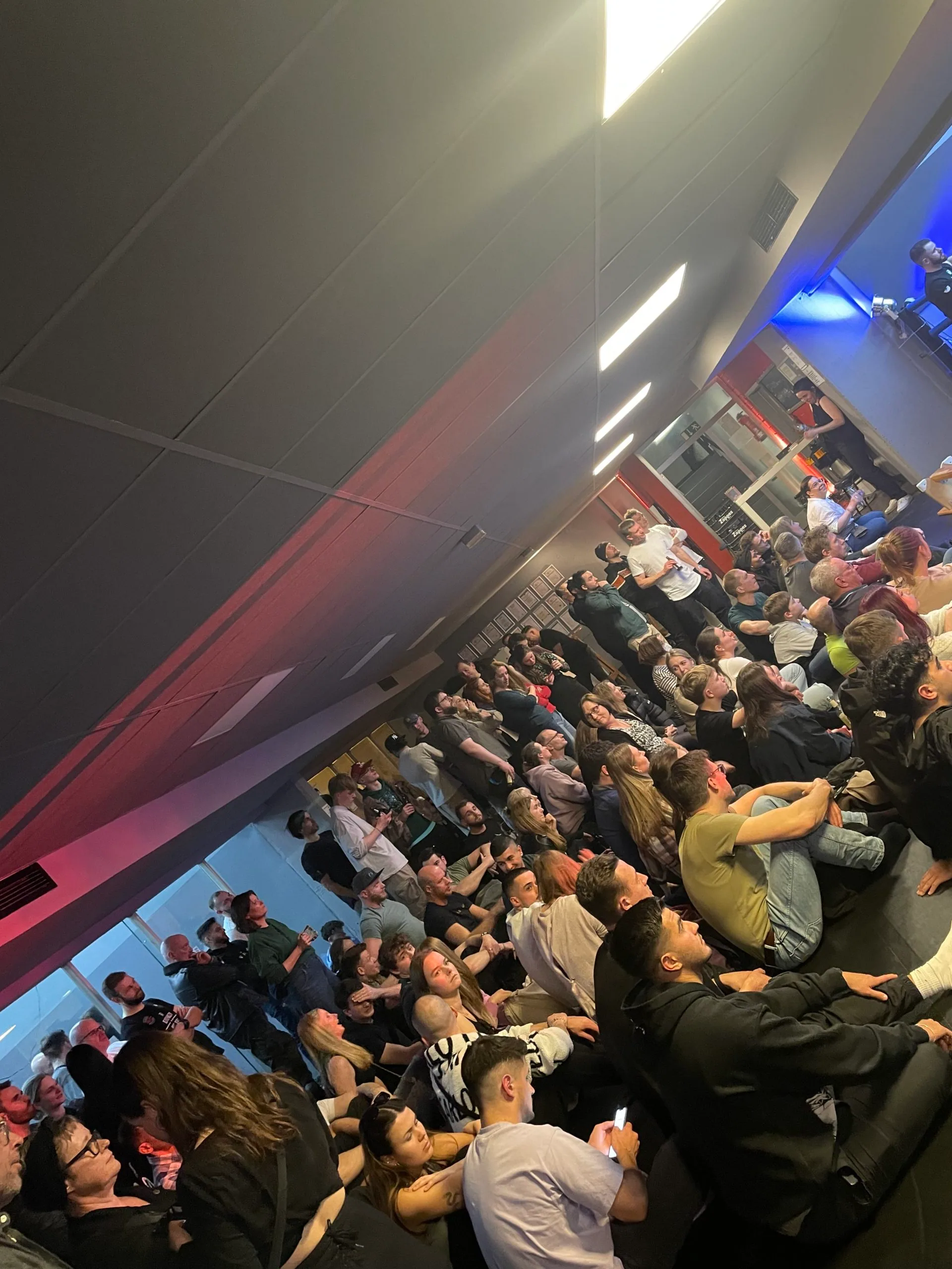 Blick von oben ins volle Publikum der Fight Night 4.0