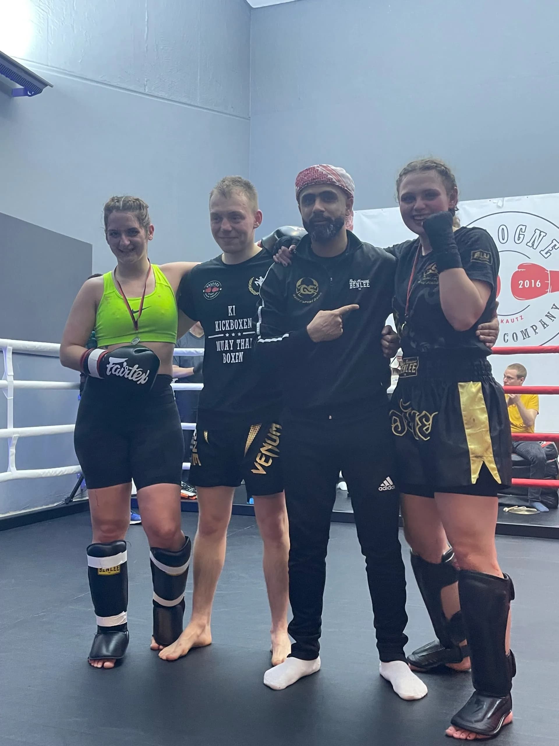 Kämpferinnen und Trainer nach dem Kampf, Fight Night 4.0