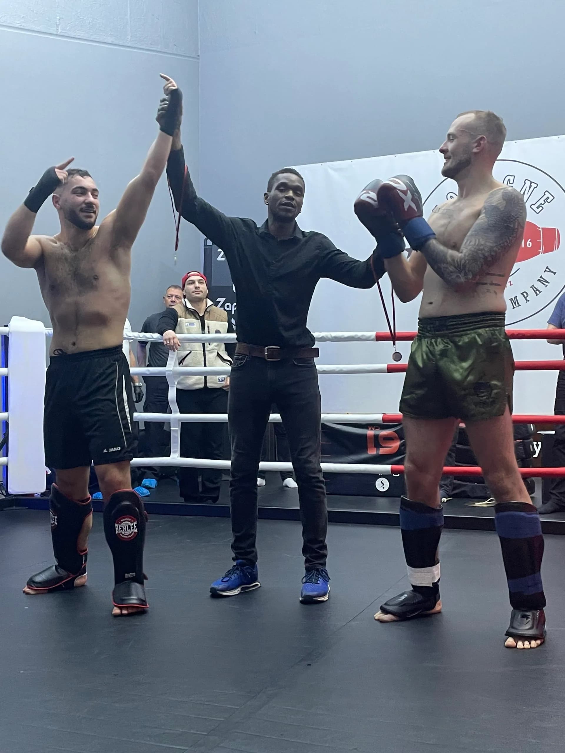 Der Ringrichter hebt die Hand des Siegers, Fight Night 4.0