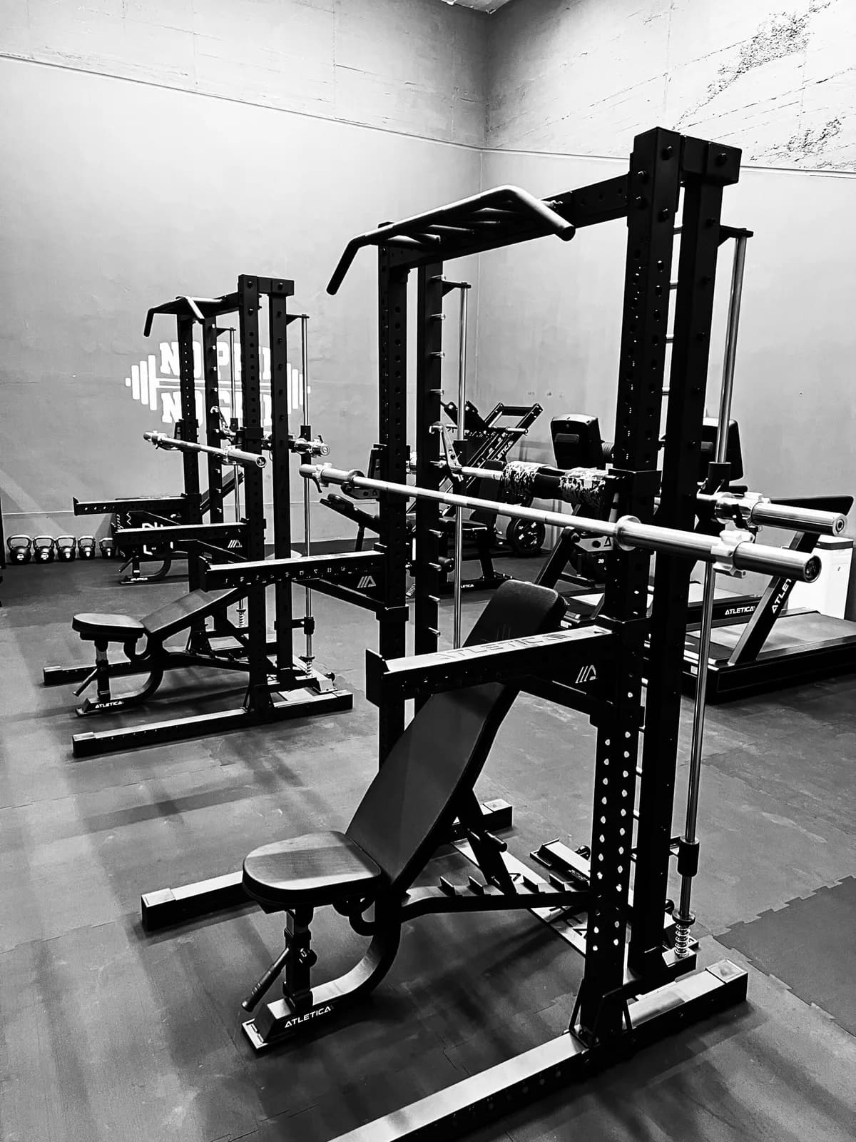 Squat-Racks und Hantelbänke im BCC-Gym