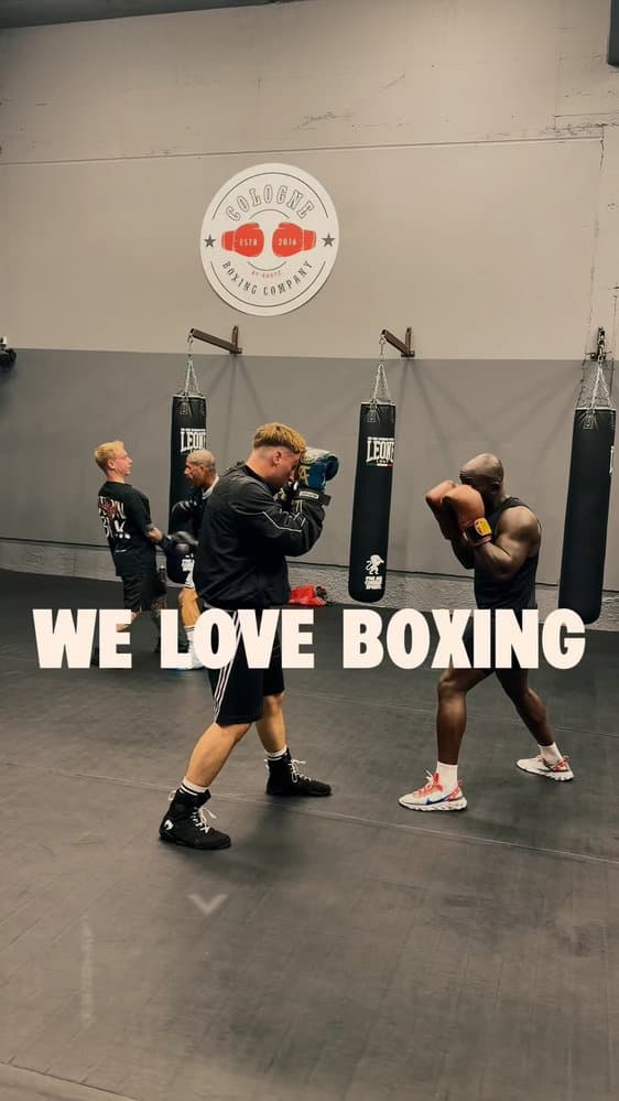 Boxen lernt man am besten gemeinsam 🤝 In unseren Anfängerkursen startet ihr alle auf demselben Level – ihr übt Stand, Deckung und die erste