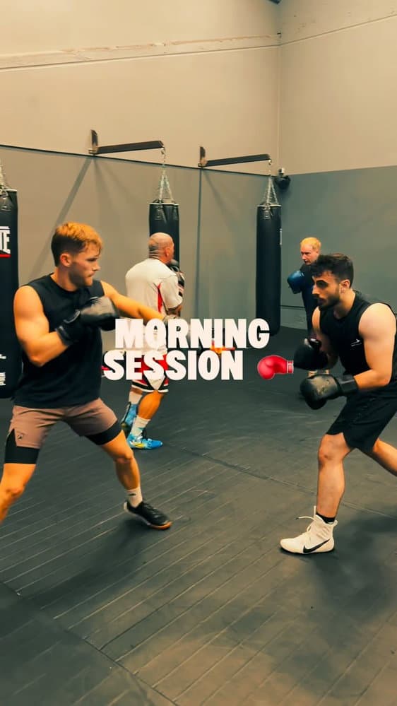 6:30 – „Nur noch fünf Minuten …“ 🥊 Boxen Boost – alle Level, alle willkommen 🔥 Danach – „Warum mach ich das nicht jeden Tag?!“ Starte dein