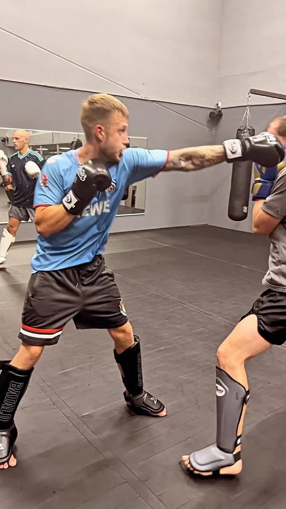 Kickboxen & K1 bei uns – kein Klischee, sondern echtes Training 🥊 Egal ob du 16 oder 55 bist, Anfänger oder alter Hase: bei uns zählt nicht