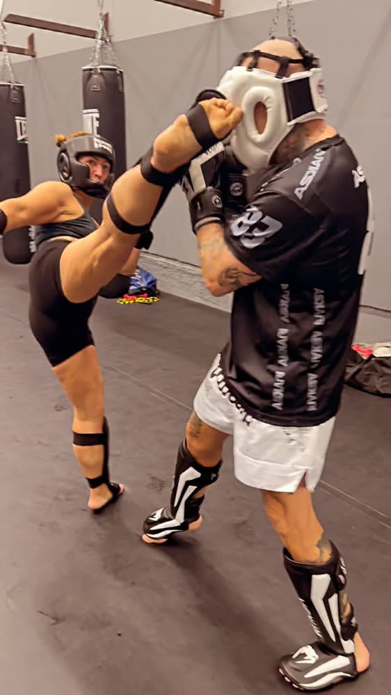 Freitagmorgens - SPARRING TIME 💪🏻 Nach intensivem Techniktraining arbeiten wir im Team an unseren Praxis - Skills im Ring! Gemeinsam, nich